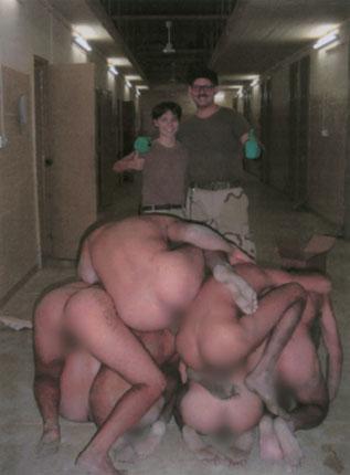 Затворът Абу Грейб, Ирак. Тази снимка положи началото на скандала. Тези с голите задници са иракчани, а зад тях американски надзератели.